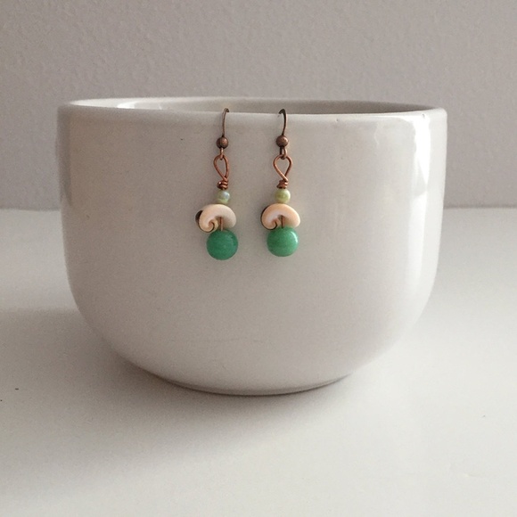 NWOT Seashell drop earrings - seashell, pearl and green glass beads - Picture 2 of 3